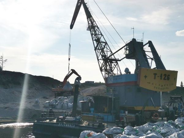 Речники Ленского пароходства продолжают доставку грузов, несмотря на маловодье Речники Ленского пароходства продолжают доставку грузов, несмотря на маловодье